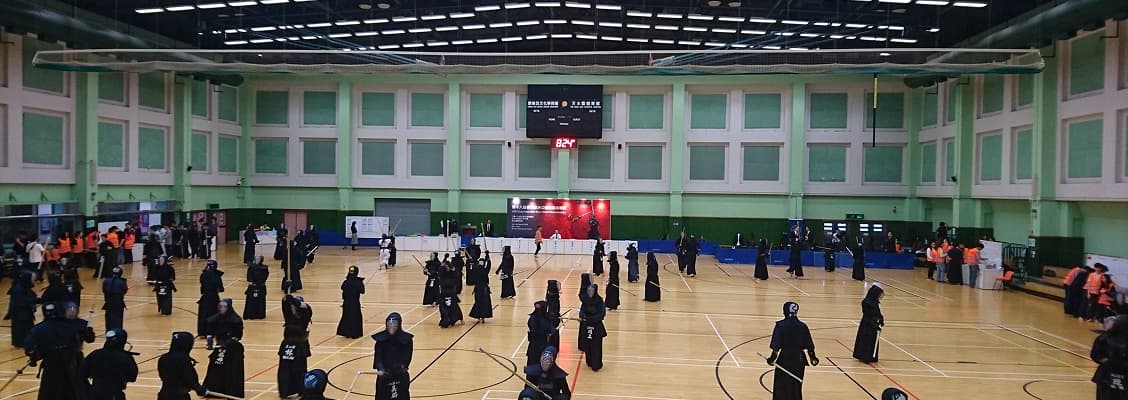 剣道具を着けた稽古風景