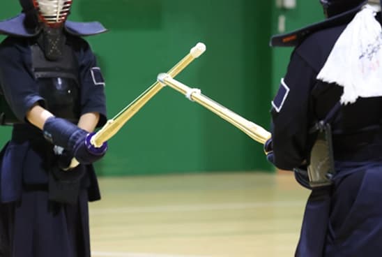 竹刀を構える剣道の稽古