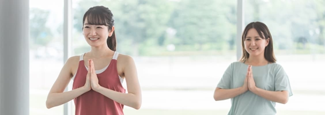 自然の中でヨガを行う様子